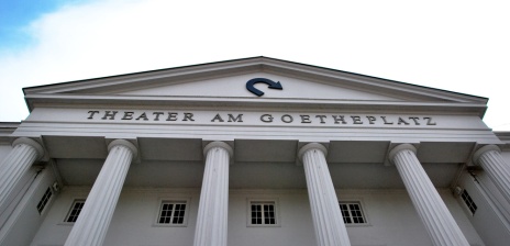 Großes Gebäude mit Säulen
